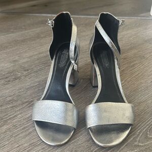 Alexander Wang a Shoe
Trending color for 2025!
Size 39